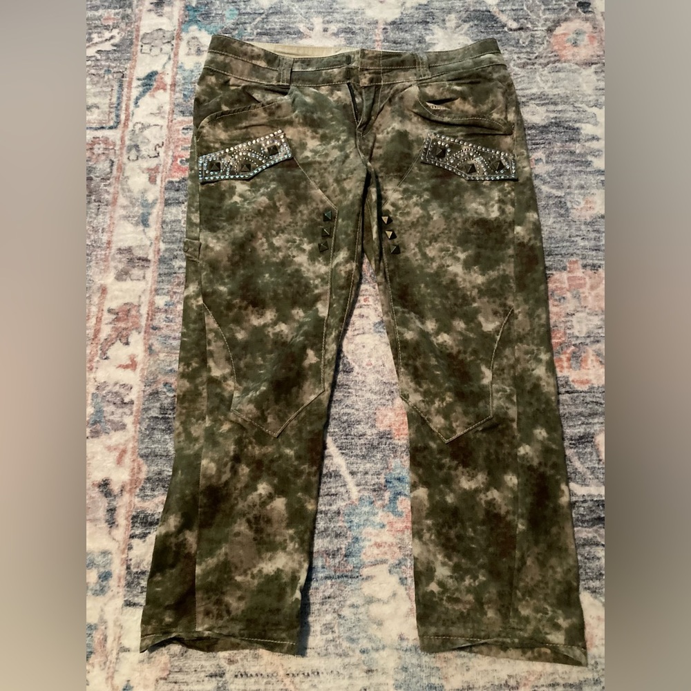 ORIGINAL Guess camouflage capri w/studs and embellishments Size-27. NWOT
